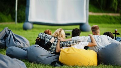 Letné kino prenájom ako eventová atrakcia s projekciou