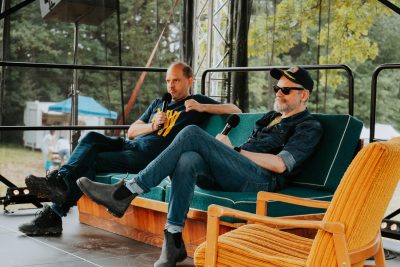 Prenájom retro kresiel – lounge sedenie (mix farieb) na event