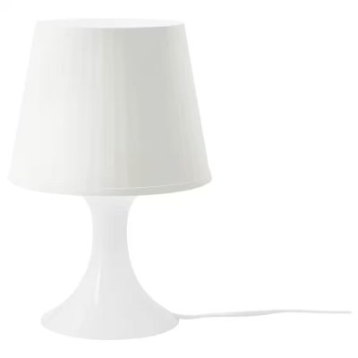 Prenájom bielej stolovej lampy ako dekorácia na event