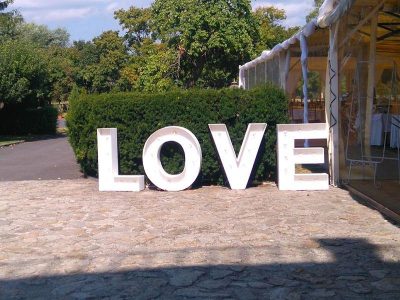 Prenájom nápisu LOVE 85×240 ako dekorácia na event