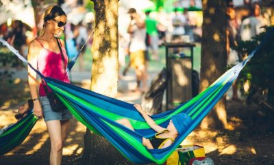 Prenájom hojdacej siete modrá v chill-out zóne na festivale