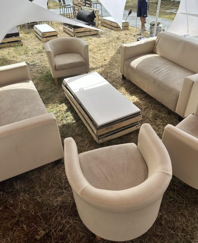 Prenájom krémového kresla – lounge sedenie do VIP zóny na evente