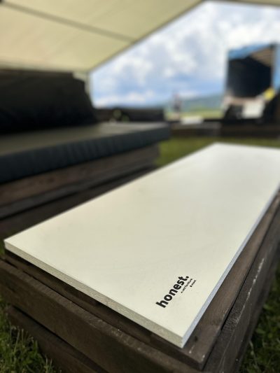 Prenájom hnedého konferenčného paletového stolíka 120x40 v lounge zóne