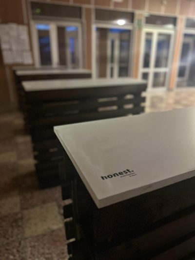 Prenájom hnedého paletového stand by stolíka – barový stolík na event