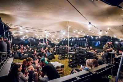 prenájom paletového sedenia s opierkou – lounge sedenie s čiernym matracom