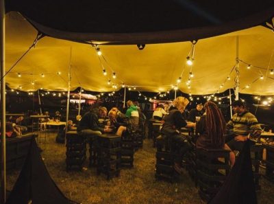 Prenájom čierneho paletového stand by stolíka – odkladací stolík na event