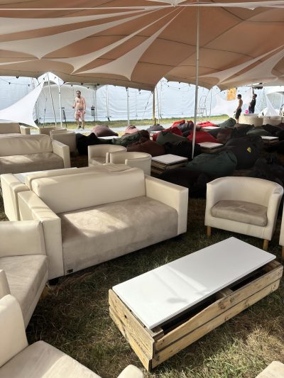 Prenájom krémovej sedačky – lounge sedenie do VIP zóny na evente