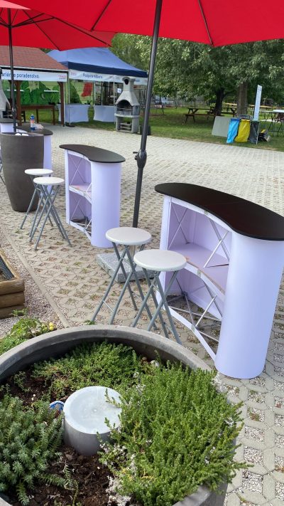 Stojany, rečnícke pulty, stĺpiky, koše a ostatné