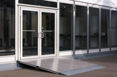 Prenájom dvojdverí sklo ALU 2x3 m s rampou – nástup do stanu